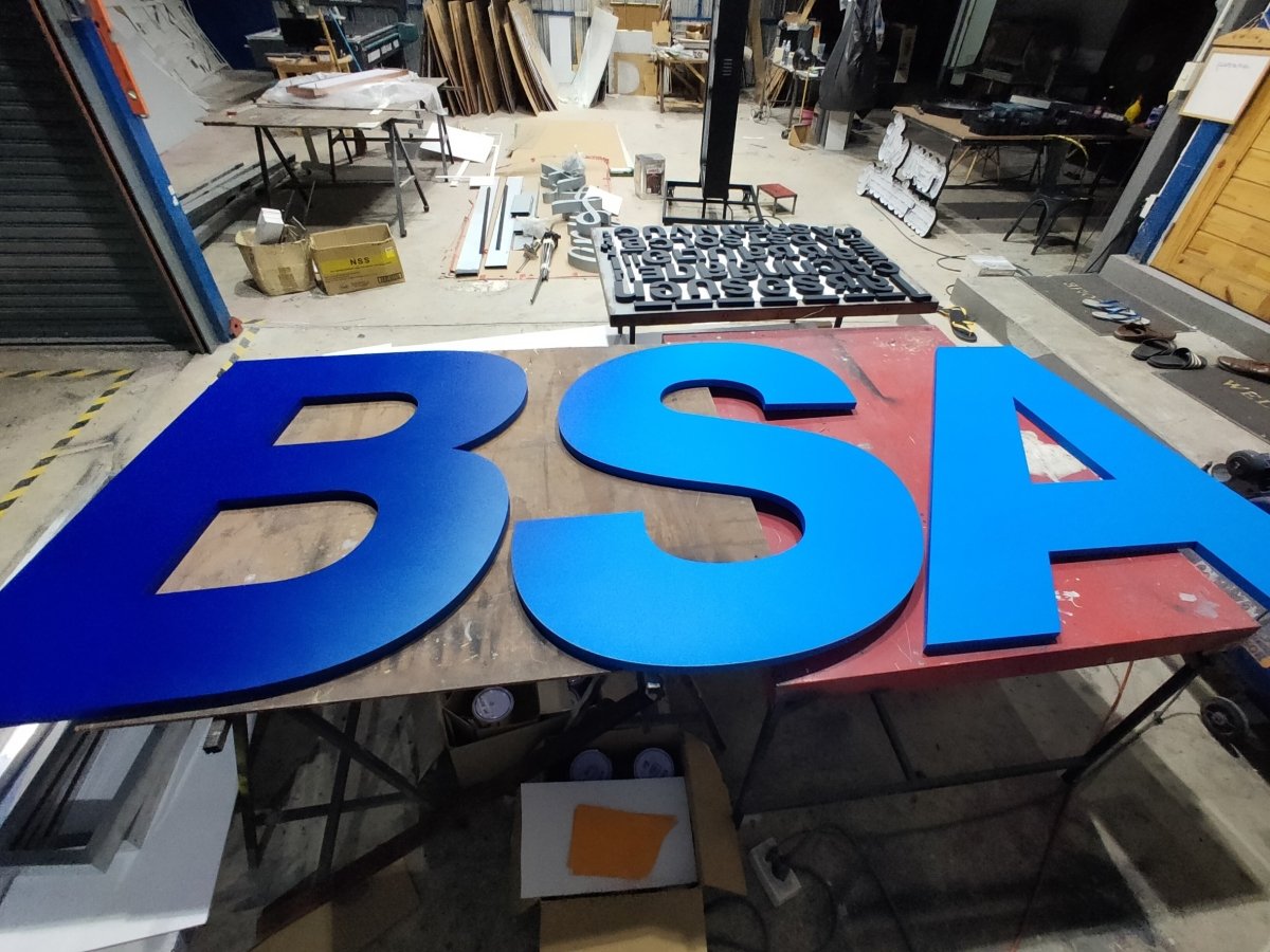 ป้ายโลโก้ ป้ายโลหะพ่นไล่เฉดสี - Octopus Media Solutions