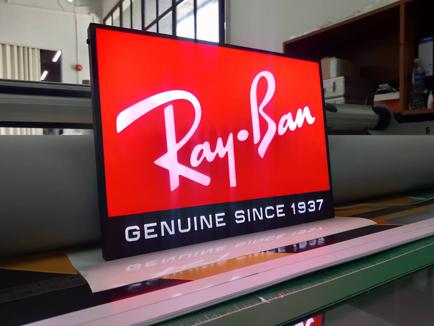 ป้ายไฟ LED Slim Lightbox ป้ายกรอบไฟแบบบาง ดีไซน์ทันสมัย สว่างคมชัด เหมาะสำหรับป้ายโฆษณา หน้าร้าน และงานโปรโมชัน