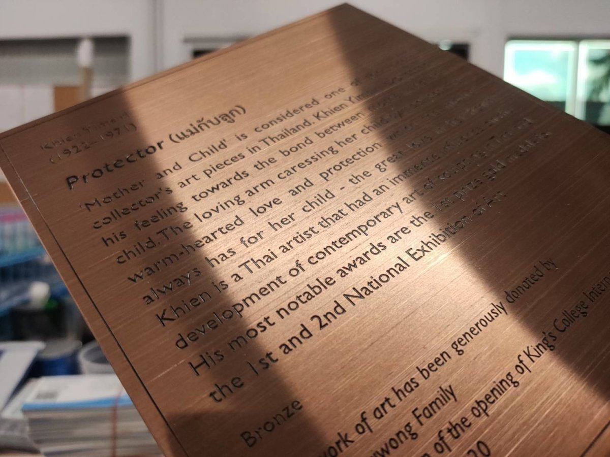 ป้ายสแตนเลสกัดกรด Etched Stainless Signage ตัวอักษรคมชัด หรูหรา ทนทาน เหมาะสำหรับป้ายบริษัท องค์กร และอาคาร