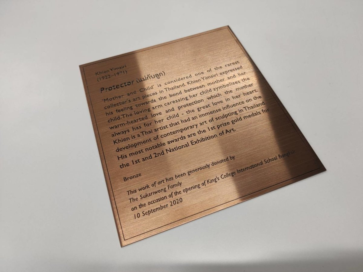 ป้ายสแตนเลสกัดกรด Etched Stainless Signage ตัวอักษรคมชัด หรูหรา ทนทาน เหมาะสำหรับป้ายบริษัท องค์กร และอาคาร