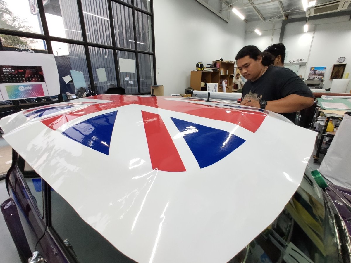 สติ๊กเกอร์ติดหลังคารถมินิ - Octopus Media Solutions