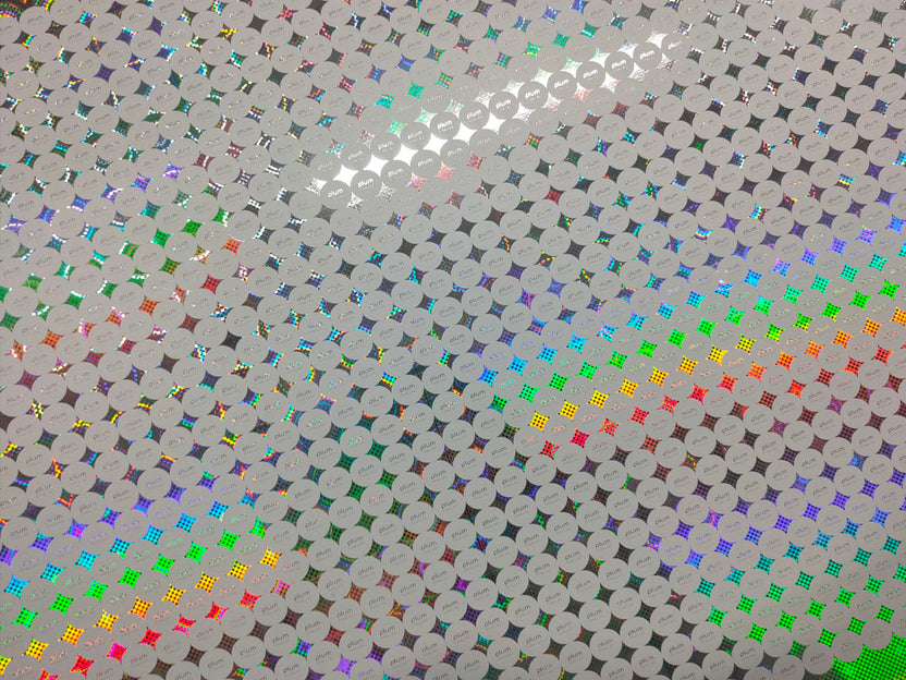 สติ๊กเกอร์โฮโลแกรม Hologram Sticker กันปลอม สะท้อนแสงหลากสี เพิ่มมูลค่าแบรนด์ เหมาะสำหรับฉลากสินค้า และงานพรีเมียม