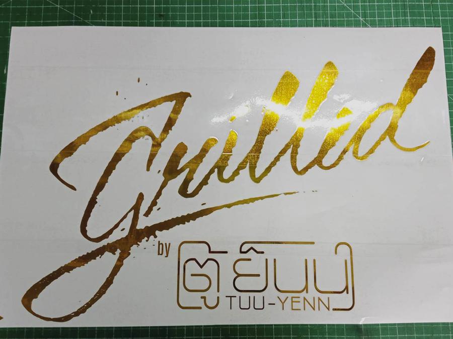 สติ๊กเกอร์ไดคัท และสติ๊กเกอร์ติดกระจกหน้าร้าน พิมพ์คมชัด สีสวยทนทาน เหมาะสำหรับงานตกแต่งร้านค้า โปรโมชัน และโฆษณา