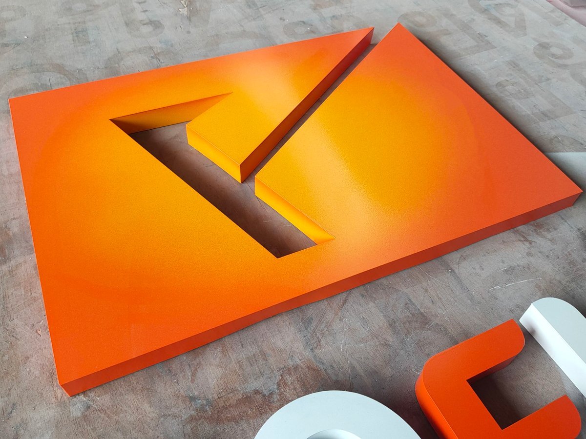 ป้ายโลโก้ ป้ายโลหะพ่นไล่เฉดสี - Octopus Media Solutions