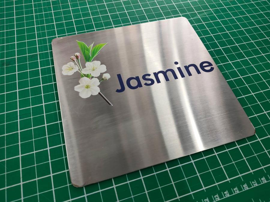 พิมพ์สกรีนยูวี รับสกรีนโลโก้ Print UV Inkjet งานพิมพ์คมชัด ทนทาน เหมาะสำหรับวัสดุหลากหลาย เช่น ไม้ โลหะ และอะคริลิค