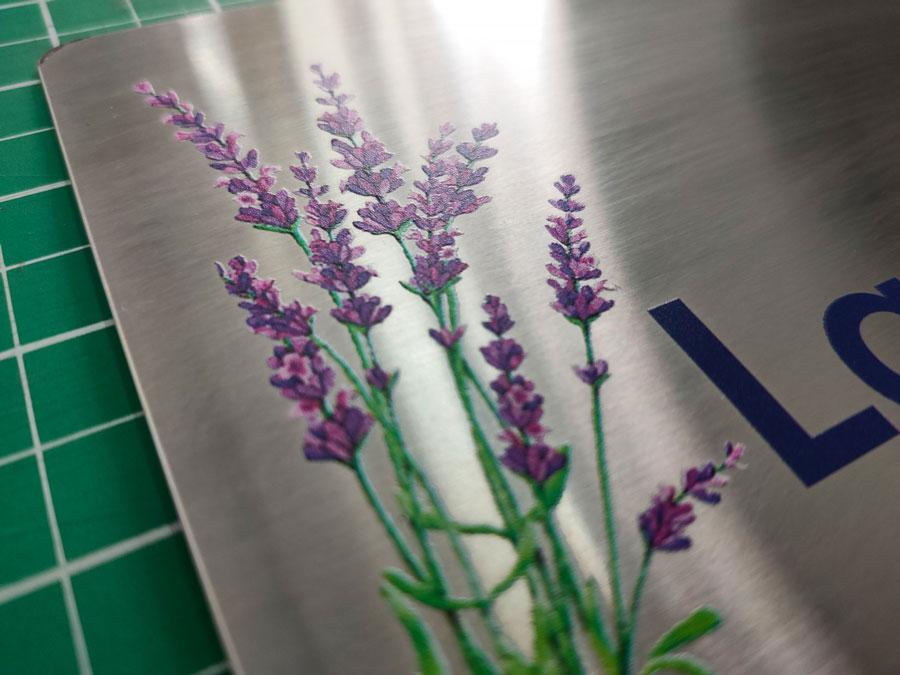 พิมพ์สกรีนยูวี รับสกรีนโลโก้ Print UV Inkjet งานพิมพ์คมชัด ทนทาน เหมาะสำหรับวัสดุหลากหลาย เช่น ไม้ โลหะ และอะคริลิค