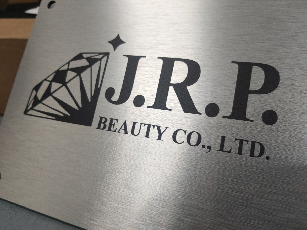 ป้ายคอมโพสิต พิมพ์สกรีนยูวี UV Inkjet พิมพ์คมชัด สีสด ทนทาน เหมาะสำหรับป้ายบริษัท อาคาร โครงการ และงานโฆษณากลางแจ้ง