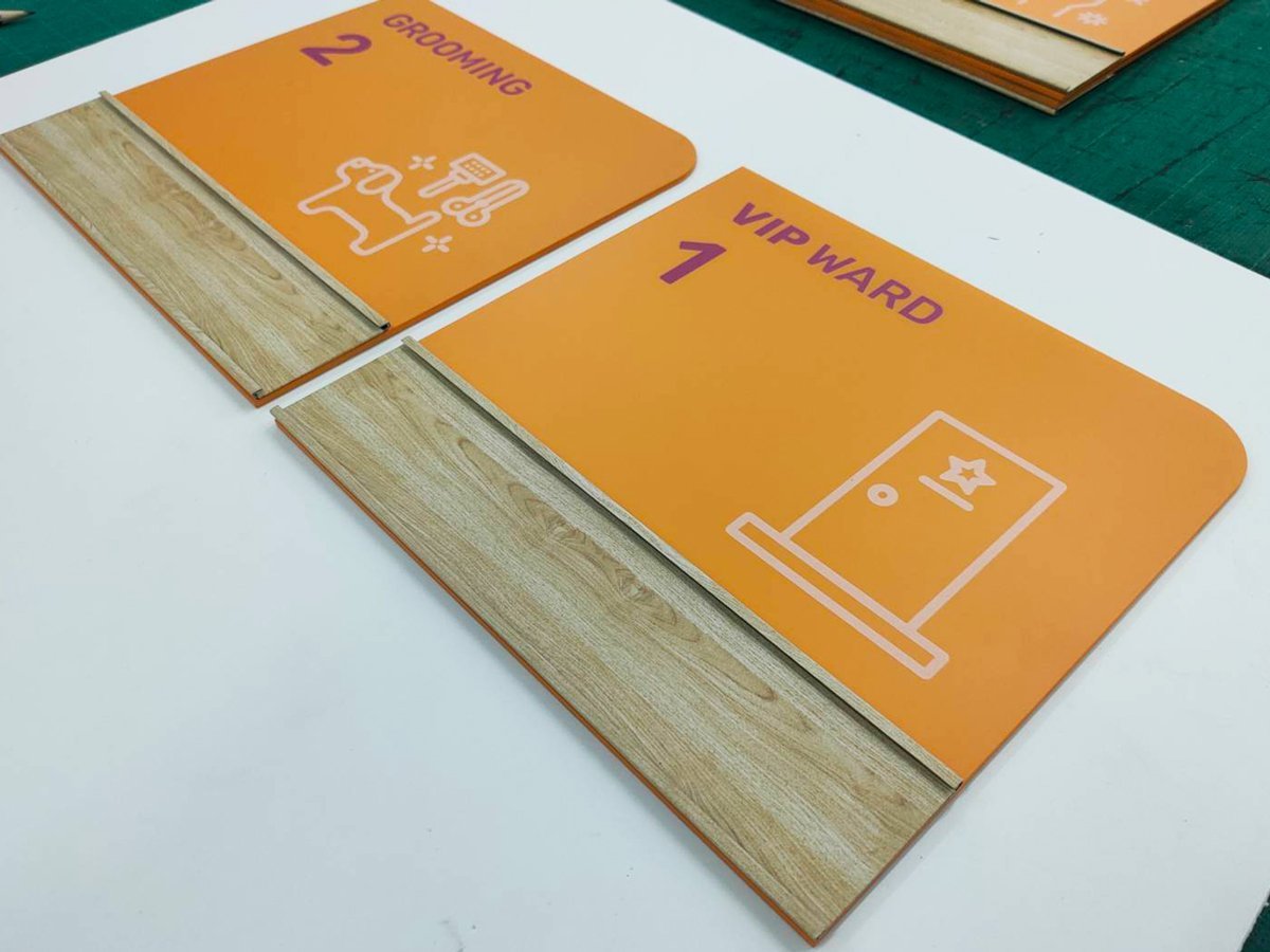 ป้ายสอด รางสอดป้ายหน้าห้อง และป้ายบอกชั้น ดีไซน์เรียบหรู ใช้งานสะดวก เหมาะสำหรับอาคารสำนักงาน โรงเรียน และโรงพยาบาล