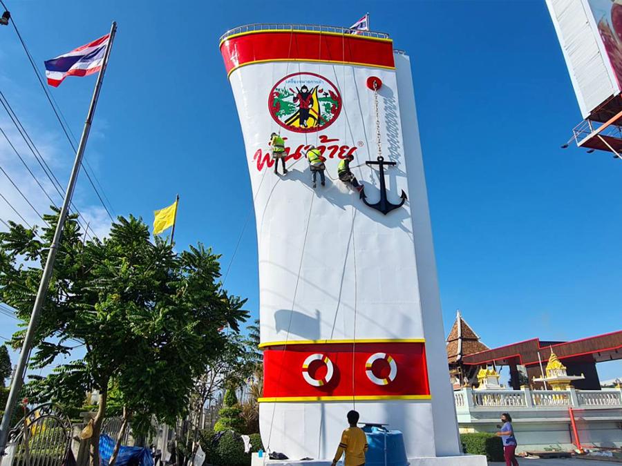 รับติดสติ๊กเกอร์อาคารสูง และป้ายติดตึก งานพิมพ์คมชัด ทีมช่างมืออาชีพ เหมาะสำหรับโฆษณา โปรโมชัน และสร้างภาพลักษณ์องค์กร