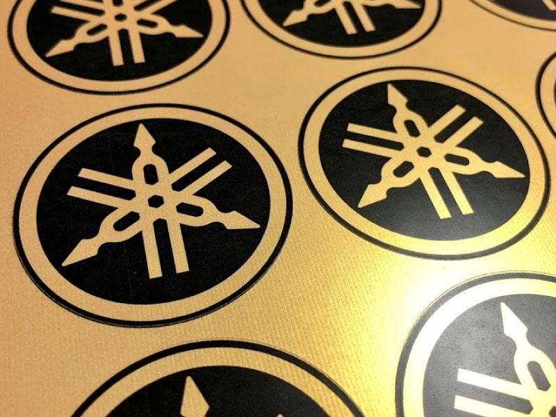 สติ๊กเกอร์ฉลากสินค้า สีทอง สีเงิน พิมพ์หรูหรา เพิ่มมูลค่าแบรนด์ เหมาะสำหรับบรรจุภัณฑ์ สินค้าพรีเมียม และงานโปรโมชัน