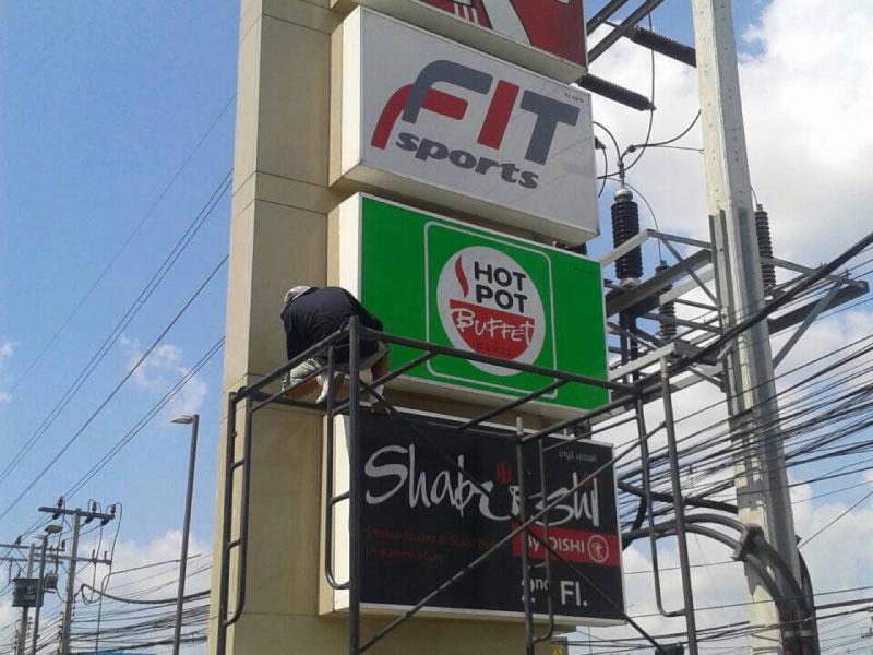 ป้ายเสา Pylon ป้ายทาวเวอร์ ดีไซน์โดดเด่น แข็งแรง ทนทาน เหมาะสำหรับป้ายบริษัท โครงการ อาคาร และงานโฆษณากลางแจ้ง