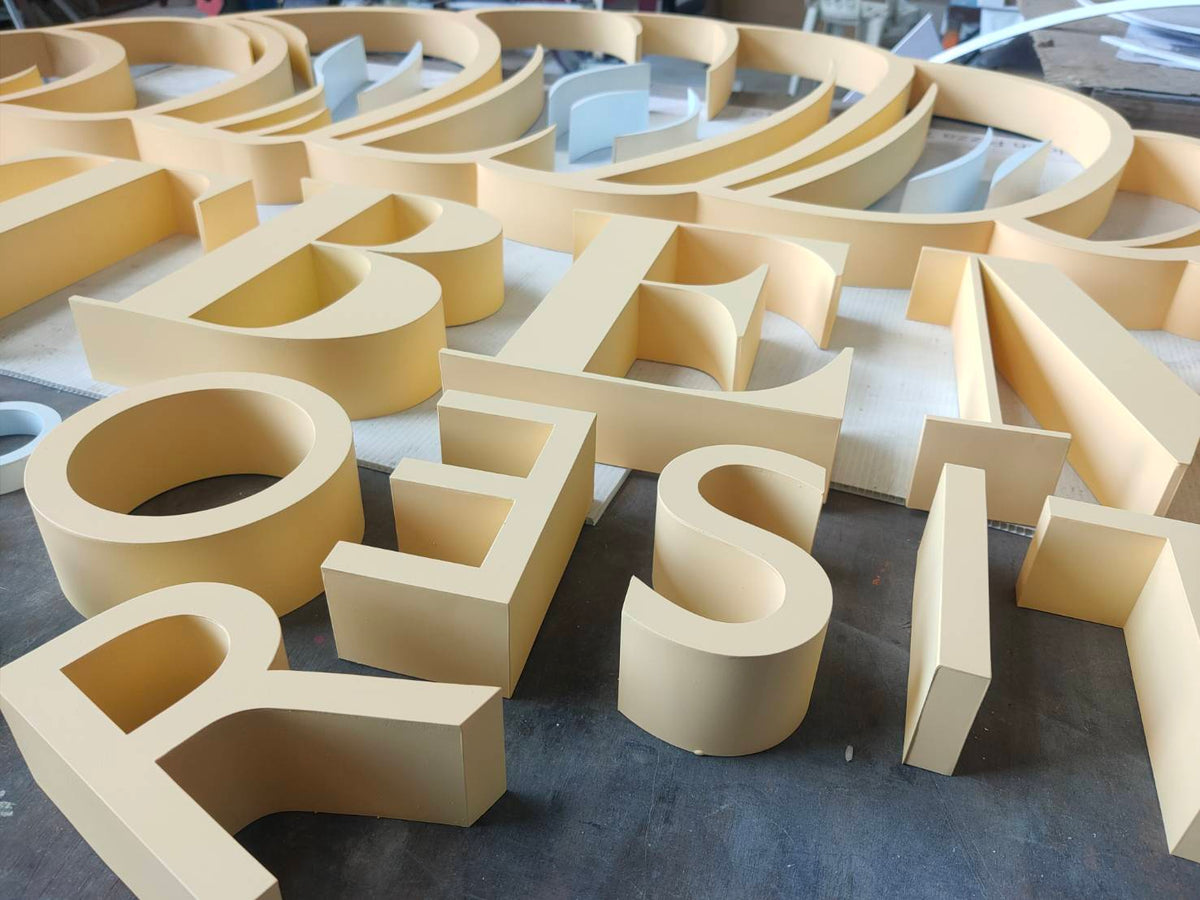 ป้ายอักษรโลหะ และป้ายโลโก้ ดีไซน์หรูหรา แข็งแรง ทนทาน เหมาะสำหรับป้ายบริษัท ร้านค้า และงานตกแต่งอาคาร