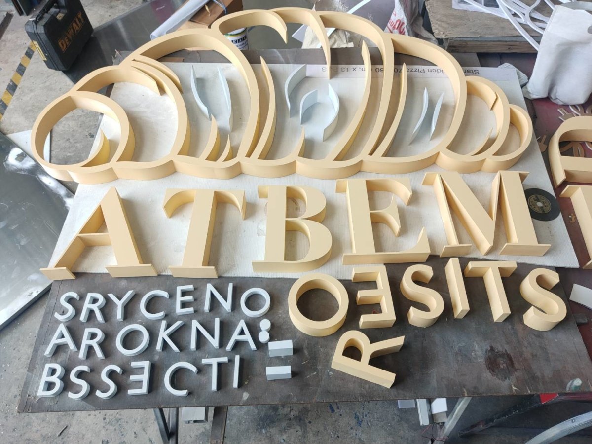 ป้ายอักษรโลหะ และป้ายโลโก้ ดีไซน์หรูหรา แข็งแรง ทนทาน เหมาะสำหรับป้ายบริษัท ร้านค้า และงานตกแต่งอาคาร