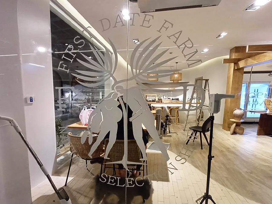 สติ๊กเกอร์ไดคัท และสติ๊กเกอร์ติดกระจกหน้าร้าน พิมพ์คมชัด สีสวยทนทาน เหมาะสำหรับงานตกแต่งร้านค้า โปรโมชัน และโฆษณา