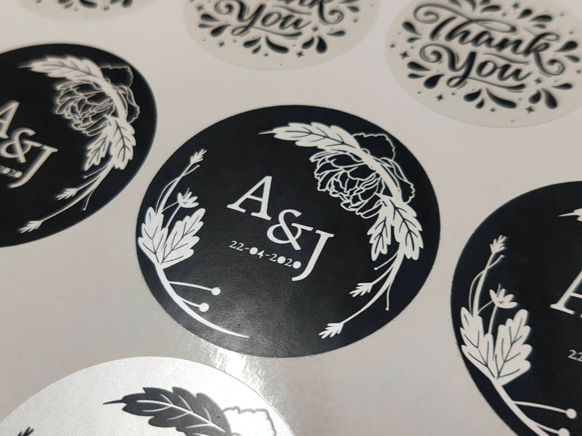 สติ๊กเกอร์ฉลากสินค้า สีทอง สีเงิน พิมพ์หรูหรา เพิ่มมูลค่าแบรนด์ เหมาะสำหรับบรรจุภัณฑ์ สินค้าพรีเมียม และงานโปรโมชัน