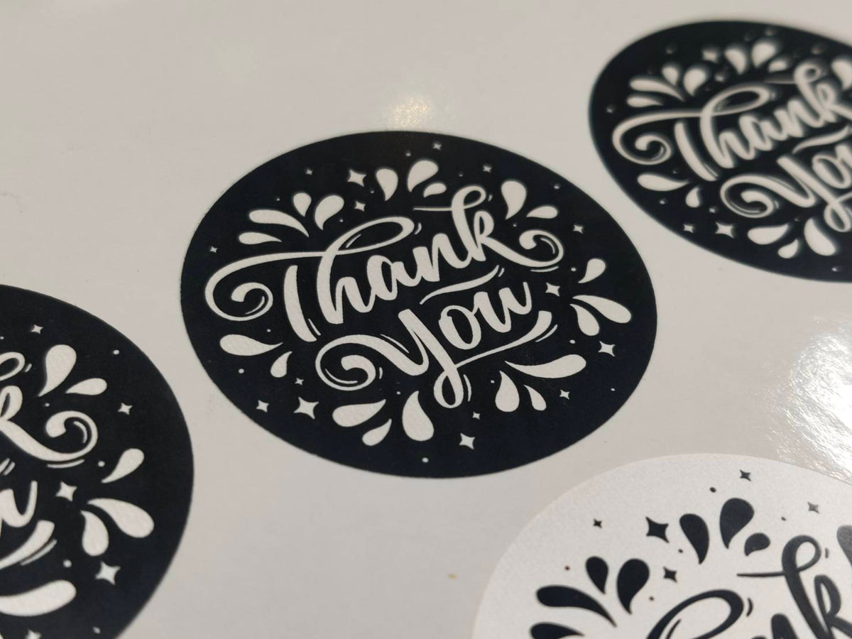 สติ๊กเกอร์ฉลากสินค้า สีทอง สีเงิน พิมพ์หรูหรา เพิ่มมูลค่าแบรนด์ เหมาะสำหรับบรรจุภัณฑ์ สินค้าพรีเมียม และงานโปรโมชัน