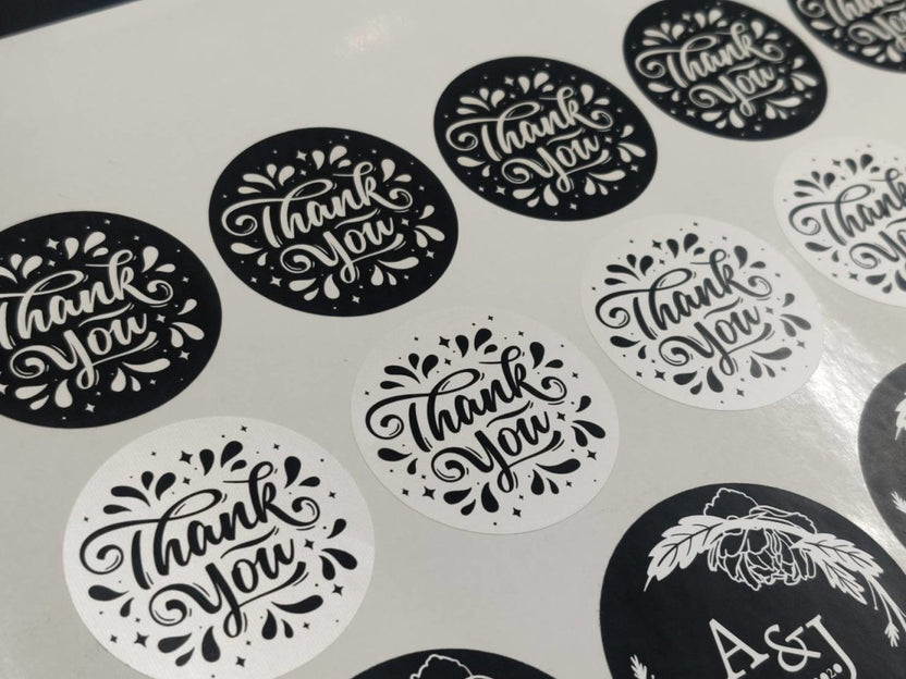 สติ๊กเกอร์ฉลากสินค้า สีทอง สีเงิน พิมพ์หรูหรา เพิ่มมูลค่าแบรนด์ เหมาะสำหรับบรรจุภัณฑ์ สินค้าพรีเมียม และงานโปรโมชัน