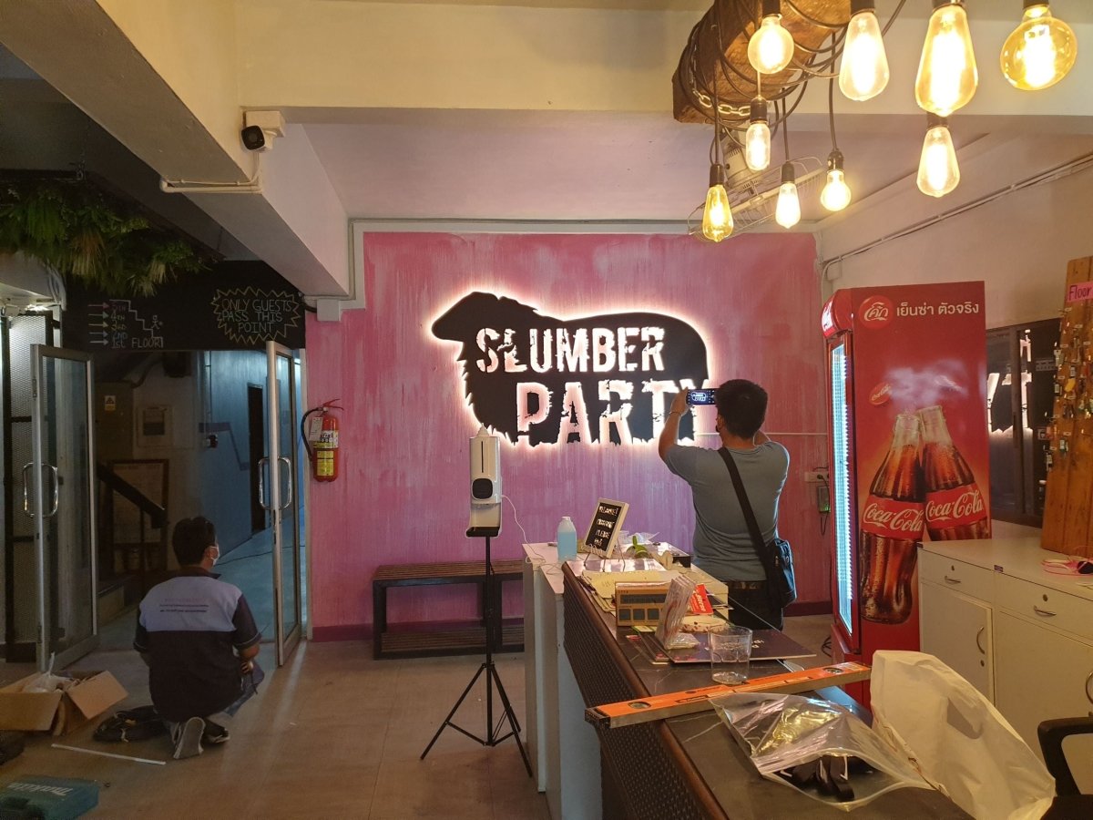 ป้ายโลหะฉลุเลเซอร์ และป้ายเหล็กฉลุเลเซอร์ ตัดคมชัด ดีไซน์สวยงาม ทนทาน เหมาะสำหรับป้ายบริษัท ร้านค้า และงานตกแต่ง