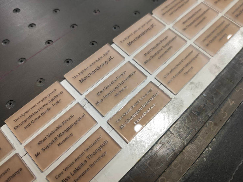 พิมพ์สกรีนยูวี รับสกรีนโลโก้ Print UV Inkjet งานพิมพ์คมชัด ทนทาน เหมาะสำหรับวัสดุหลากหลาย เช่น ไม้ โลหะ และอะคริลิค