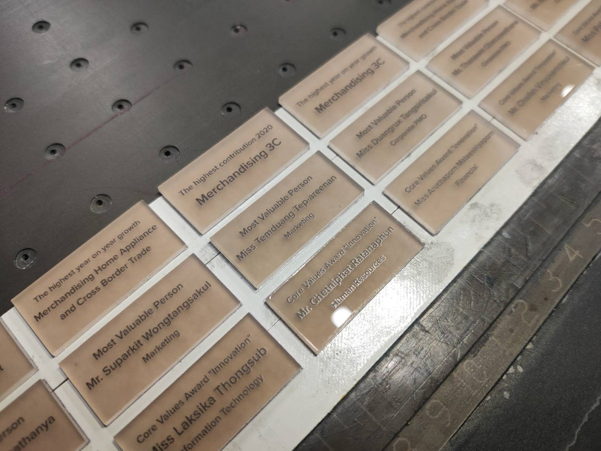 ป้ายอะคริลิคใส และพิมพ์อะคริลิคใส โปร่งใส พิมพ์คมชัด ดีไซน์หรูหรา เหมาะสำหรับป้ายบริษัท ร้านค้า และงานตกแต่งอาคาร