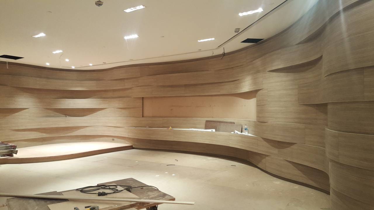 งานดีไซน์ผนัง แก้แบบ กรุผนัง เล่นระดับ ปรับปรุงผนังร้าน ช็อบในห้าง indoor ผนังลายคลื่นเล่นระดับ