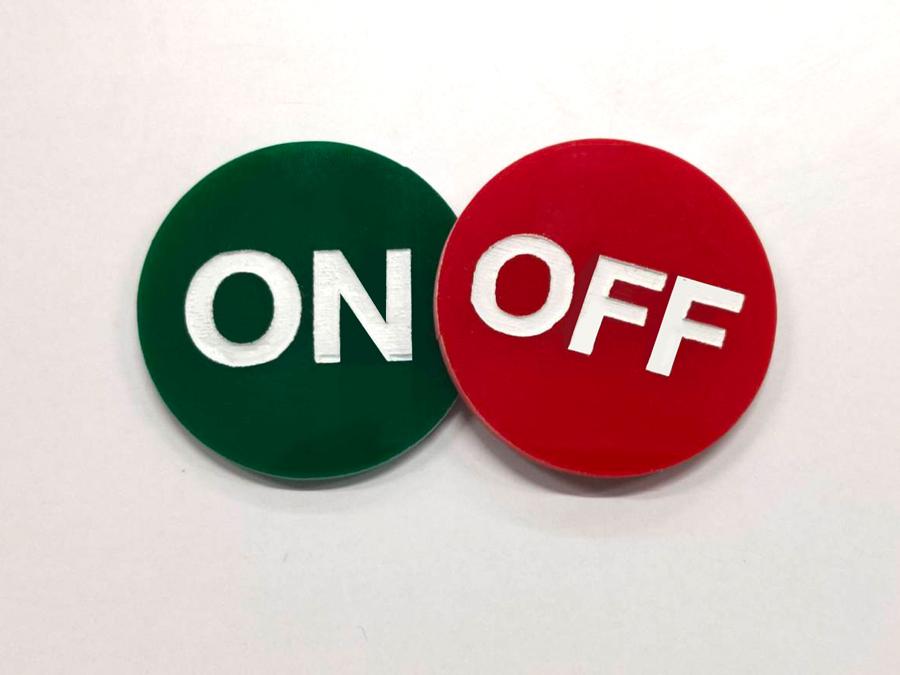 เซาะร่องอะคริลิค Laser Marking งานพิมพ์และแกะสลักคมชัด เนี้ยบหรู เหมาะสำหรับป้ายชื่อ ป้ายบริษัท และงานตกแต่งพิเศษ