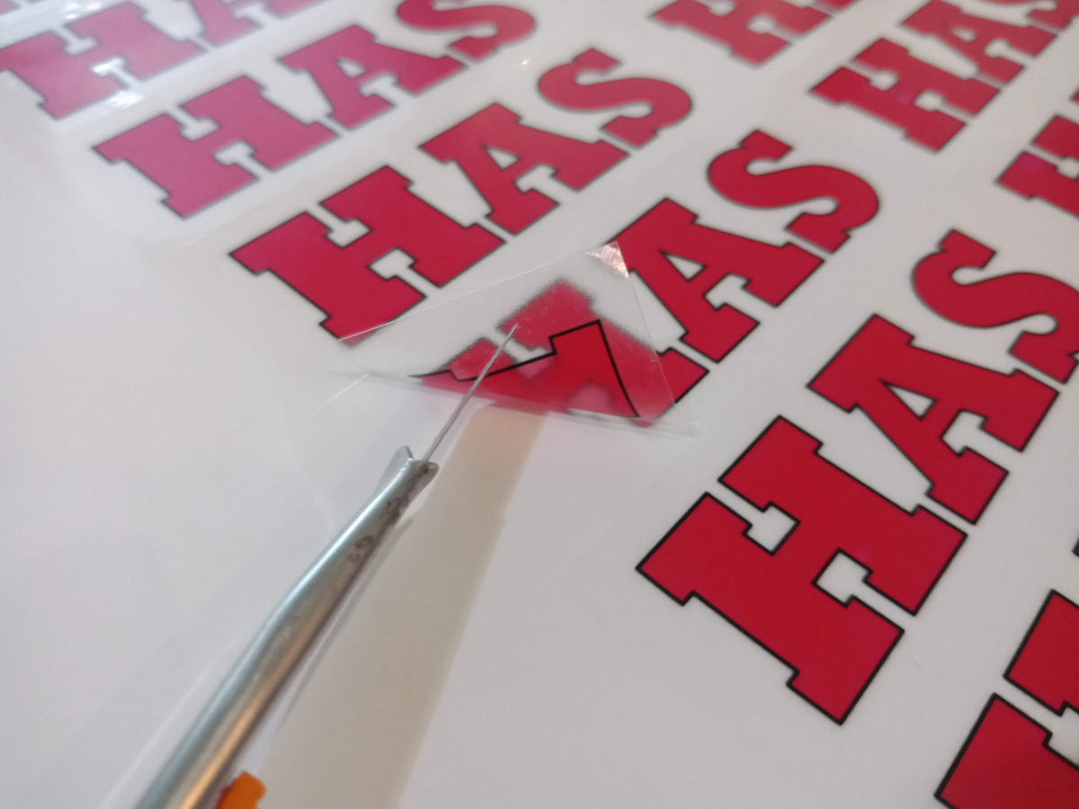 สติ๊กเกอร์ใส สติ๊กเกอร์ฉลากสินค้าใส พิมพ์คมชัด ติดแนบเนียน เหมาะสำหรับบรรจุภัณฑ์ สินค้า เครื่องสำอาง และงานโปรโมชัน