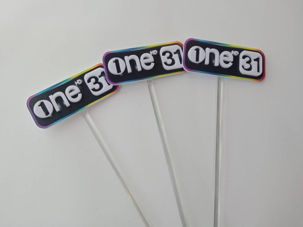 ป้ายไมค์ โลโก้ไมค์ และป้ายหัวไมค์ พิมพ์คมชัด ดีไซน์สวย เหมาะสำหรับงานอีเวนต์ สื่อประชาสัมพันธ์ รายการทีวี และงานโปรโมชัน