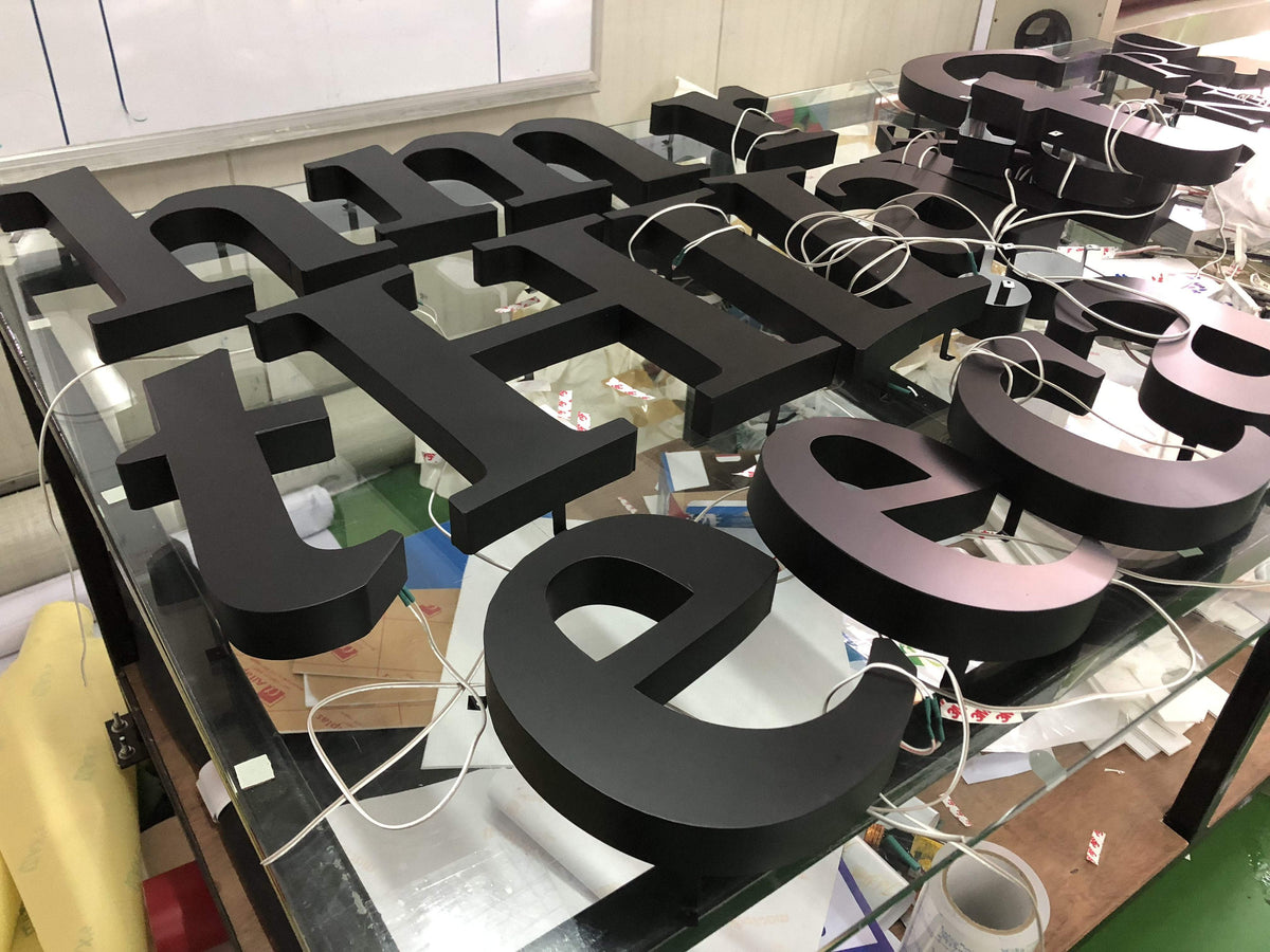 ป้ายอักษรโลหะ และป้ายโลโก้ ดีไซน์หรูหรา แข็งแรง ทนทาน เหมาะสำหรับป้ายบริษัท ร้านค้า และงานตกแต่งอาคาร