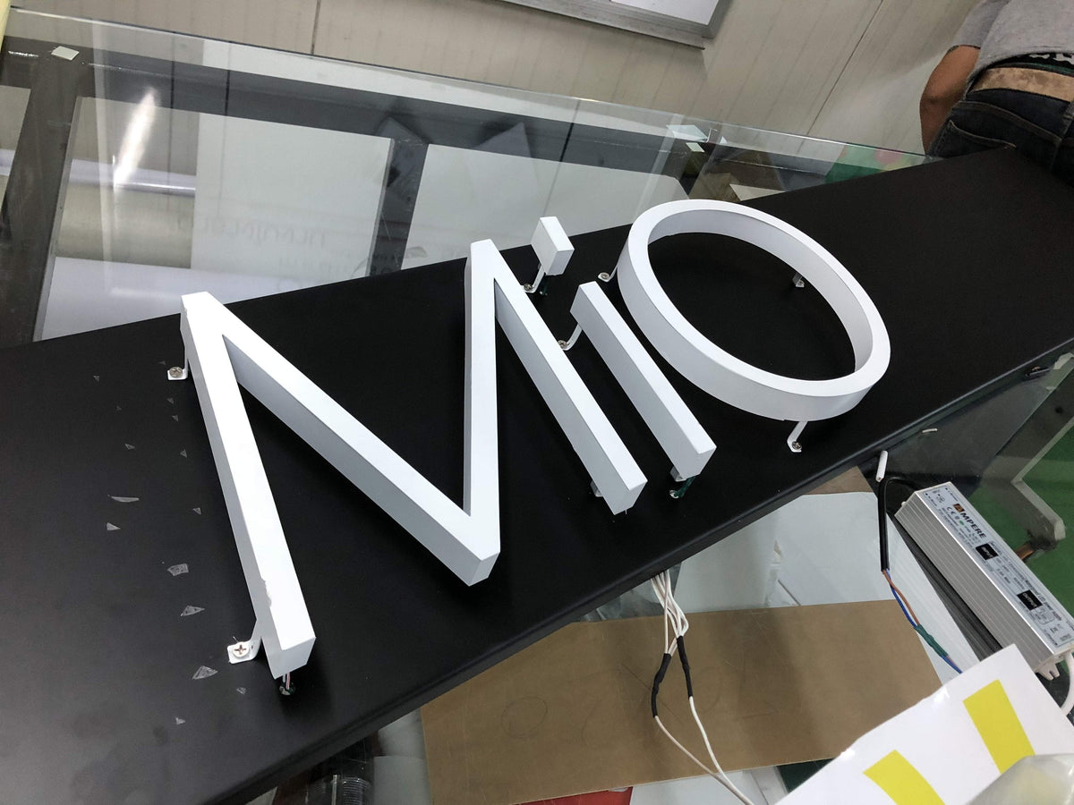 ป้ายอักษรโลหะ และป้ายโลโก้ ดีไซน์หรูหรา แข็งแรง ทนทาน เหมาะสำหรับป้ายบริษัท ร้านค้า และงานตกแต่งอาคาร