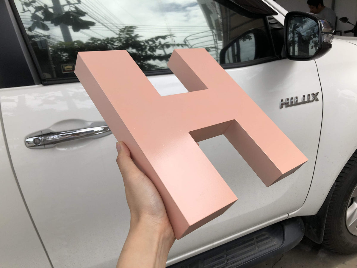 ป้ายอักษรโลหะ และป้ายโลโก้ ดีไซน์หรูหรา แข็งแรง ทนทาน เหมาะสำหรับป้ายบริษัท ร้านค้า และงานตกแต่งอาคาร