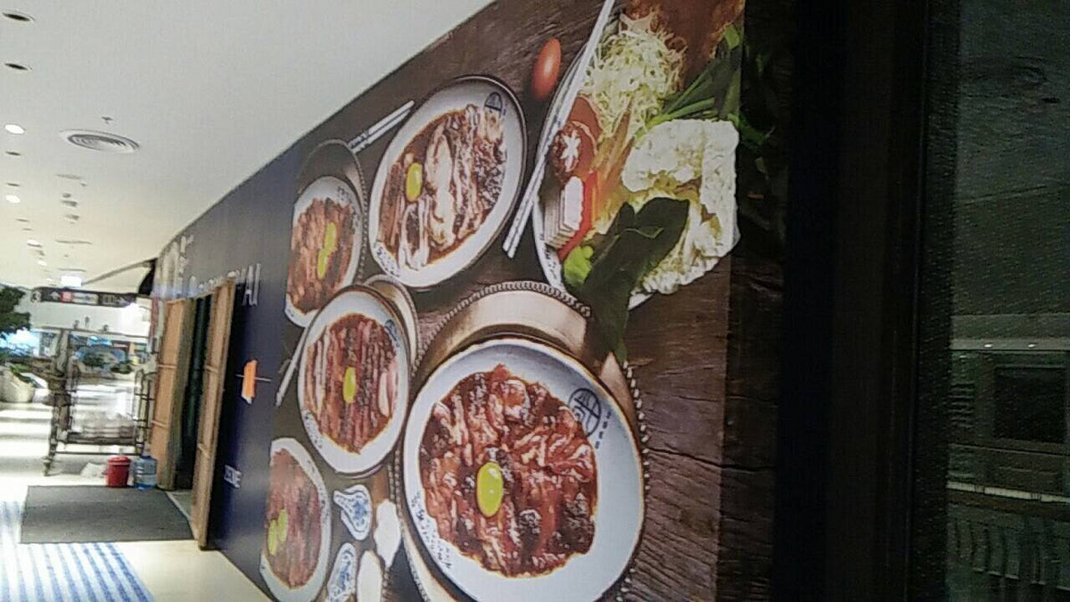 สติ๊กเกอร์และป้ายปิดปรับปรุงร้าน Coming Soon พิมพ์คมชัด สีสด เหมาะสำหรับติดหน้าร้าน โครงการใหม่ และงานรีโนเวท