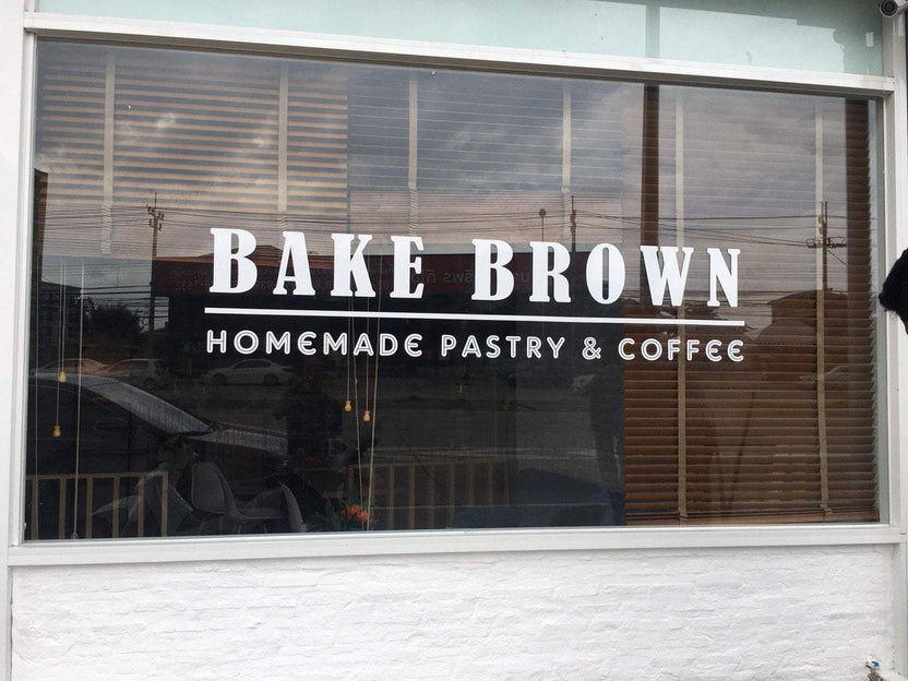 สติ๊กเกอร์ติดกระจก ทึบแสง กันแดด และโปร่งแสง พิมพ์คมชัด ช่วยลดแสงแดด เพิ่มความเป็นส่วนตัว เหมาะสำหรับอาคารและร้านค้า