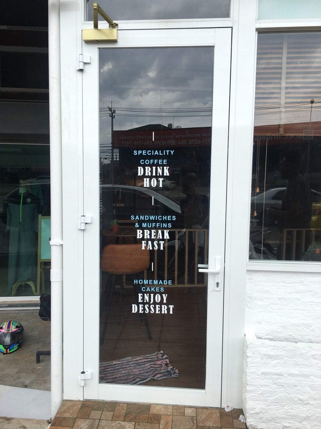 สติ๊กเกอร์ติดกระจก ทึบแสง กันแดด และโปร่งแสง พิมพ์คมชัด ช่วยลดแสงแดด เพิ่มความเป็นส่วนตัว เหมาะสำหรับอาคารและร้านค้า