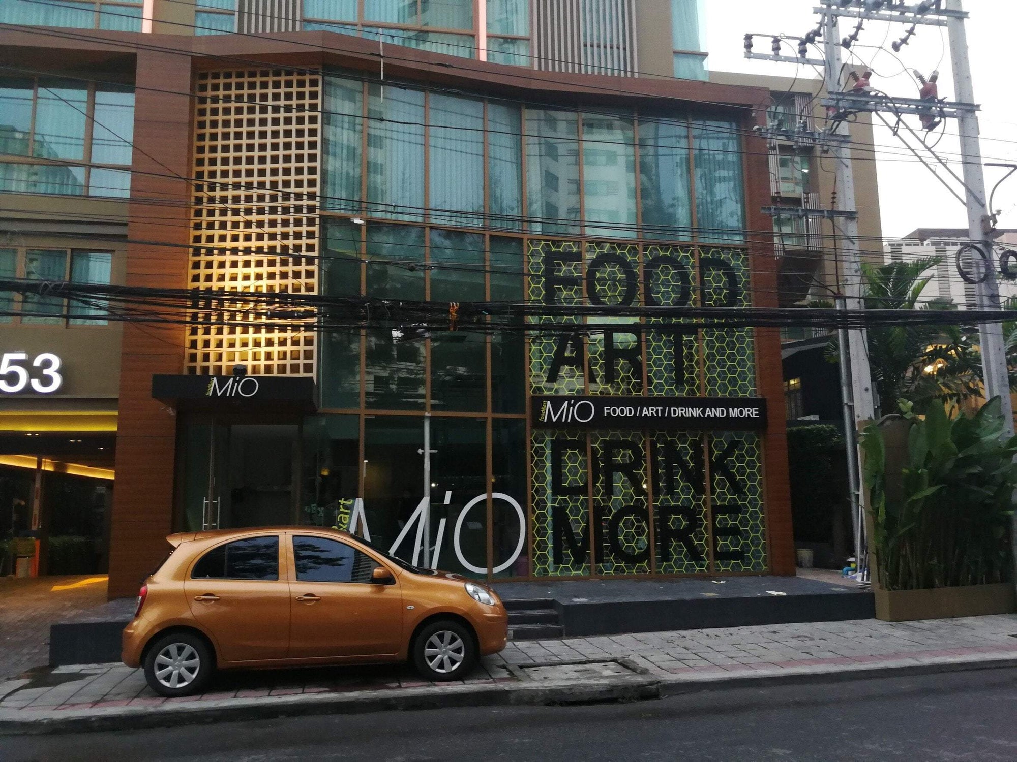 สติ๊กเกอร์ติดกระจก ทึบแสง กันแดด และโปร่งแสง พิมพ์คมชัด ช่วยลดแสงแดด เพิ่มความเป็นส่วนตัว เหมาะสำหรับอาคารและร้านค้า