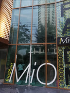 สติ๊กเกอร์ติดกระจก ทึบแสง กันแดด และโปร่งแสง พิมพ์คมชัด ช่วยลดแสงแดด เพิ่มความเป็นส่วนตัว เหมาะสำหรับอาคารและร้านค้า