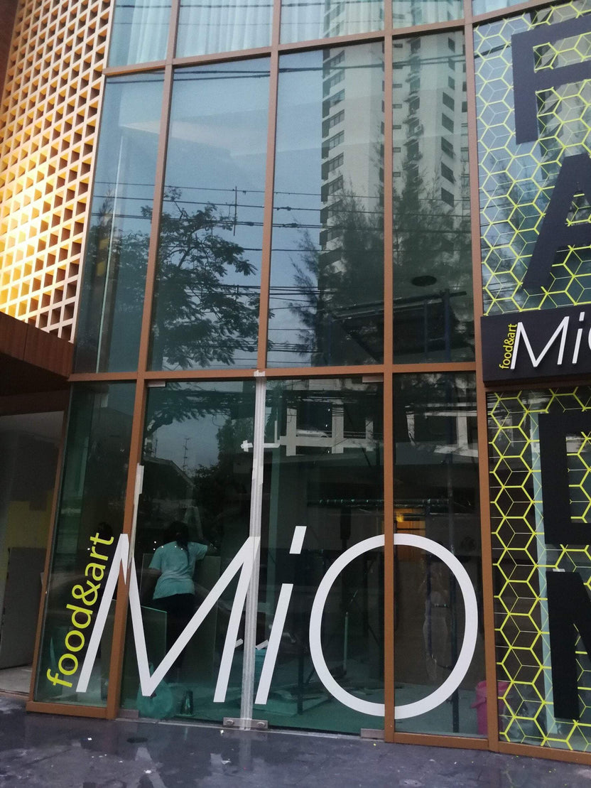 สติ๊กเกอร์ติดกระจก ทึบแสง กันแดด และโปร่งแสง พิมพ์คมชัด ช่วยลดแสงแดด เพิ่มความเป็นส่วนตัว เหมาะสำหรับอาคารและร้านค้า