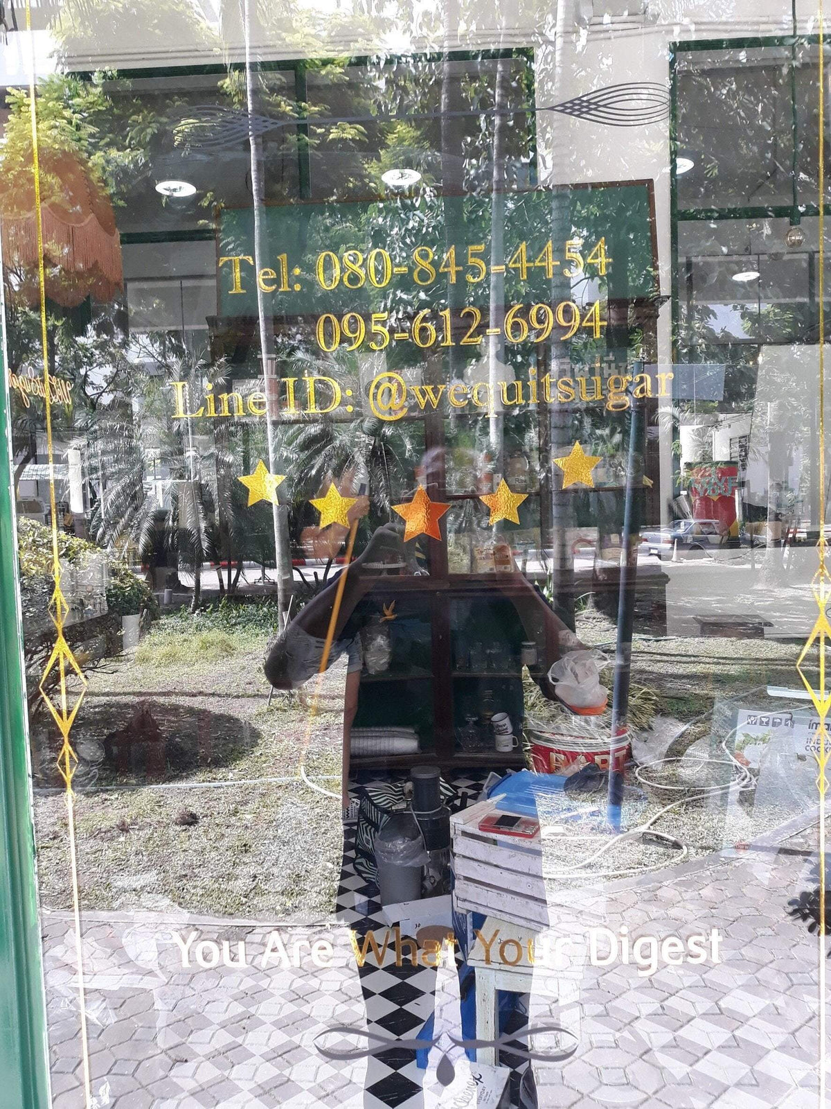 สติ๊กเกอร์ติดกระจก ทึบแสง กันแดด และโปร่งแสง พิมพ์คมชัด ช่วยลดแสงแดด เพิ่มความเป็นส่วนตัว เหมาะสำหรับอาคารและร้านค้า