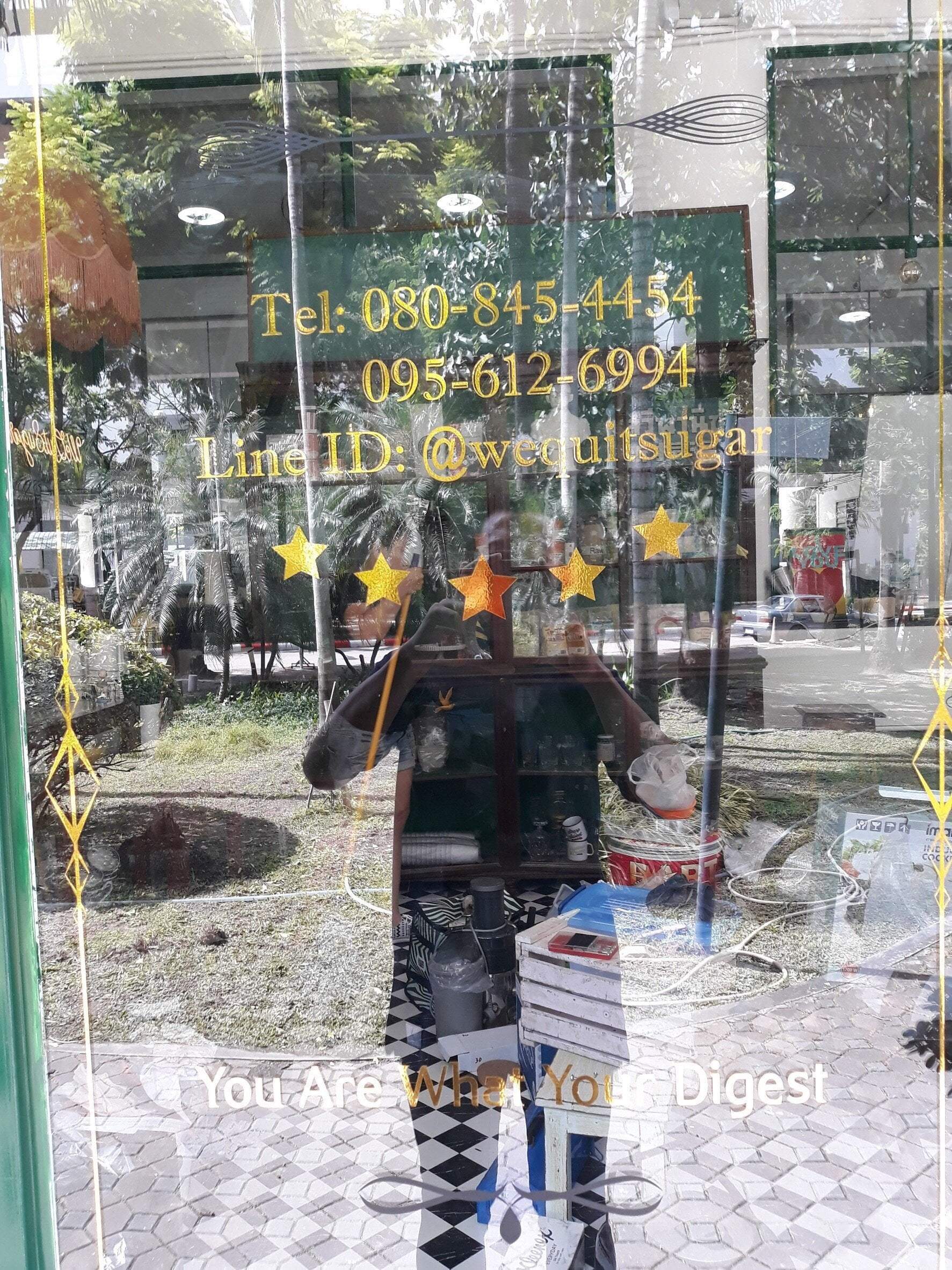 สติ๊กเกอร์ติดกระจก ทึบแสง กันแดด และโปร่งแสง พิมพ์คมชัด ช่วยลดแสงแดด เพิ่มความเป็นส่วนตัว เหมาะสำหรับอาคารและร้านค้า