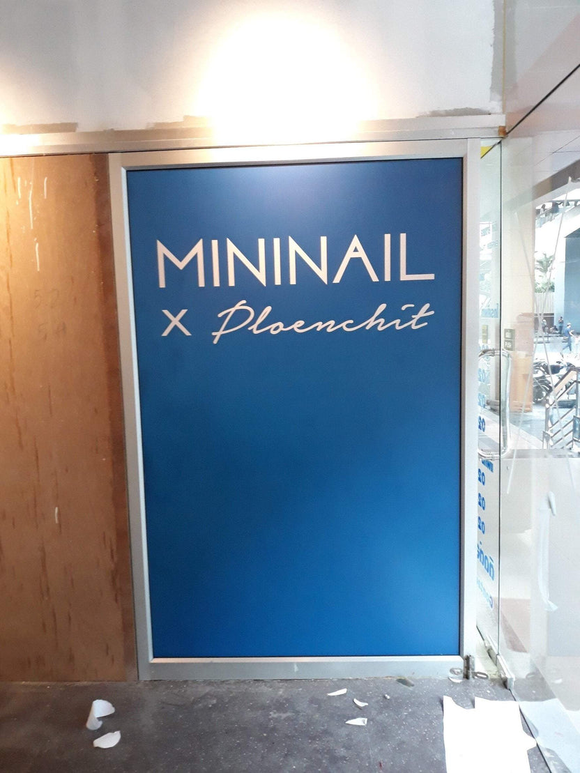 สติ๊กเกอร์ติดกระจก ทึบแสง กันแดด และโปร่งแสง พิมพ์คมชัด ช่วยลดแสงแดด เพิ่มความเป็นส่วนตัว เหมาะสำหรับอาคารและร้านค้า