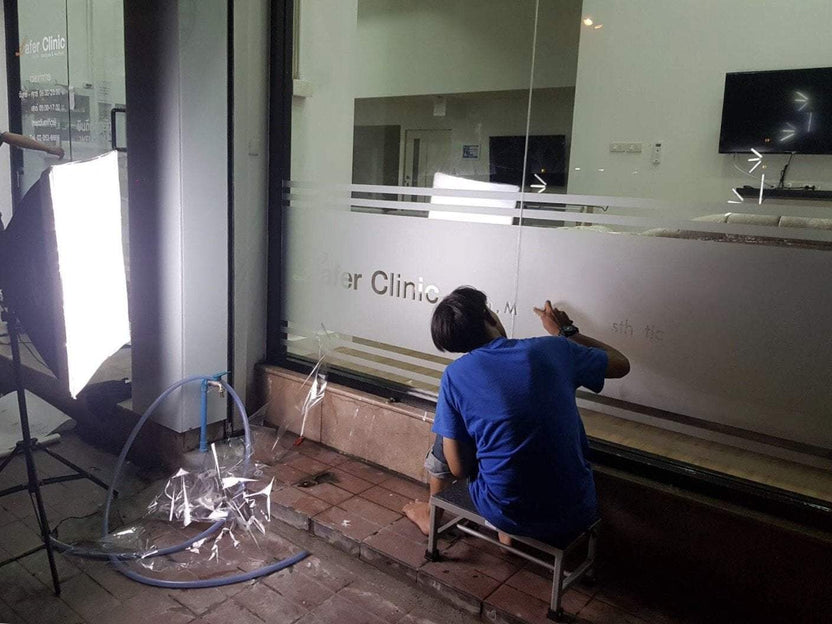 สติ๊กเกอร์ติดกระจก ทึบแสง กันแดด และโปร่งแสง พิมพ์คมชัด ช่วยลดแสงแดด เพิ่มความเป็นส่วนตัว เหมาะสำหรับอาคารและร้านค้า