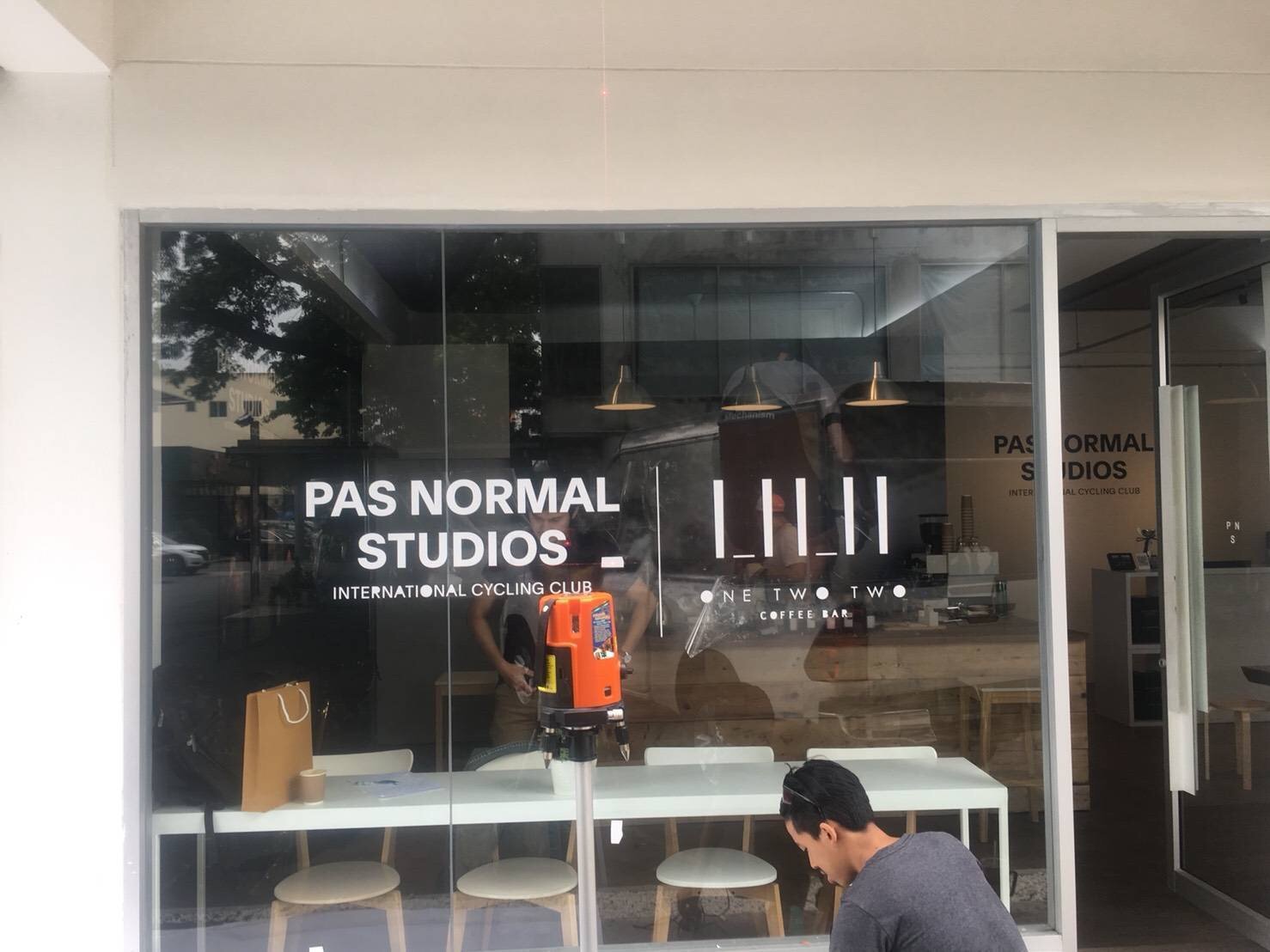 สติ๊กเกอร์ติดกระจก ทึบแสง กันแดด และโปร่งแสง พิมพ์คมชัด ช่วยลดแสงแดด เพิ่มความเป็นส่วนตัว เหมาะสำหรับอาคารและร้านค้า