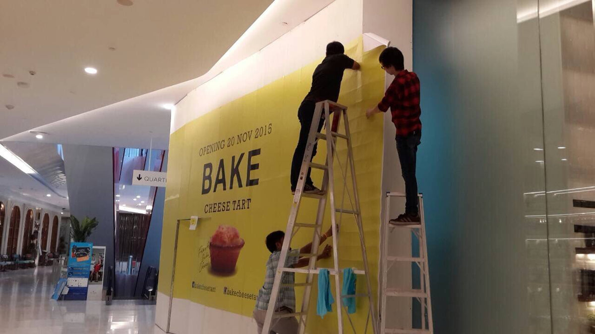 สติ๊กเกอร์และป้ายปิดปรับปรุงร้าน Coming Soon พิมพ์คมชัด สีสด เหมาะสำหรับติดหน้าร้าน โครงการใหม่ และงานรีโนเวท