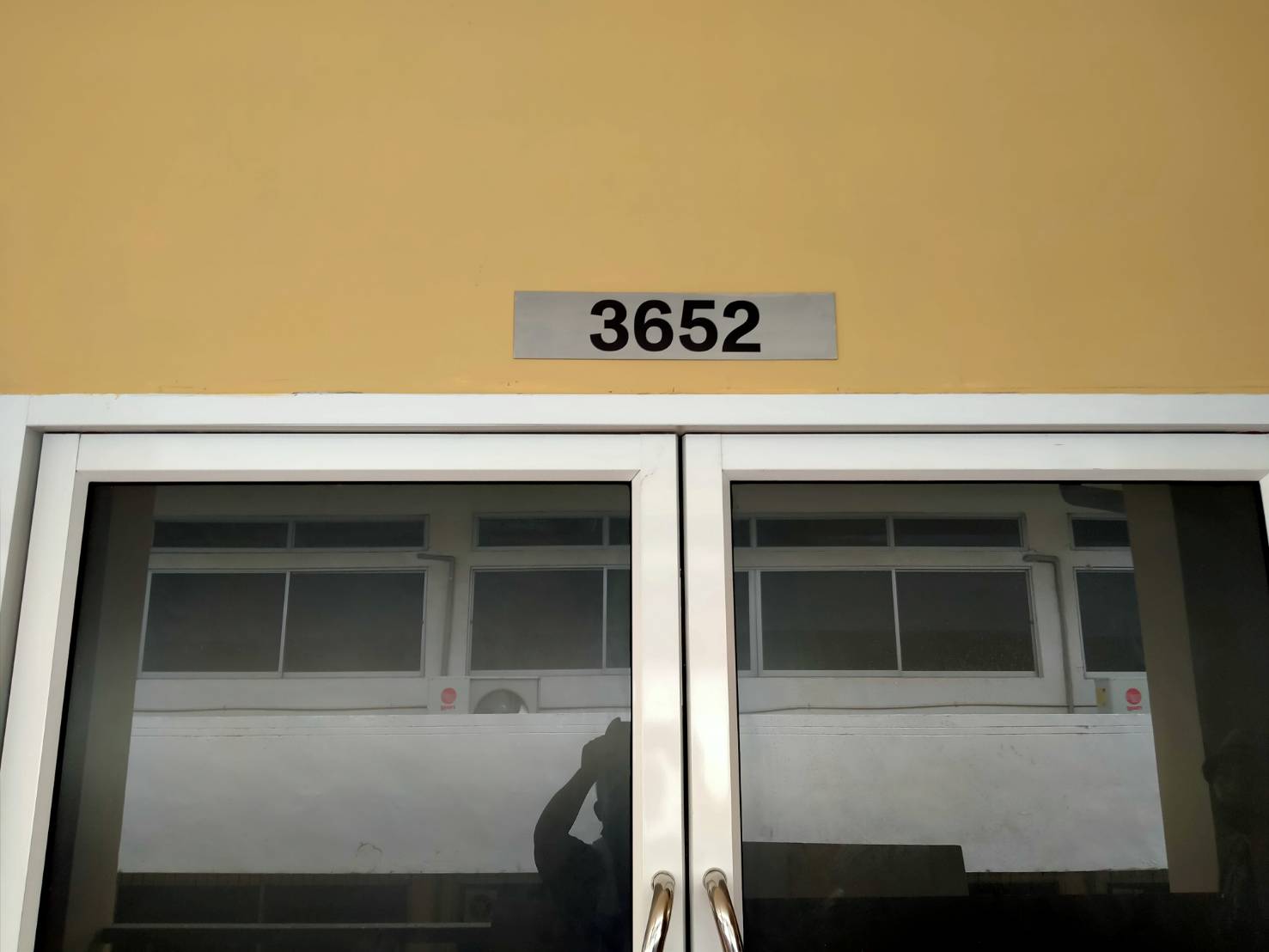 ป้ายหน้าห้อง ป้ายห้องประชุม และป้ายแผนก ดีไซน์เรียบหรู พิมพ์คมชัด เหมาะสำหรับอาคารสำนักงาน โรงเรียน และโรงพยาบาล