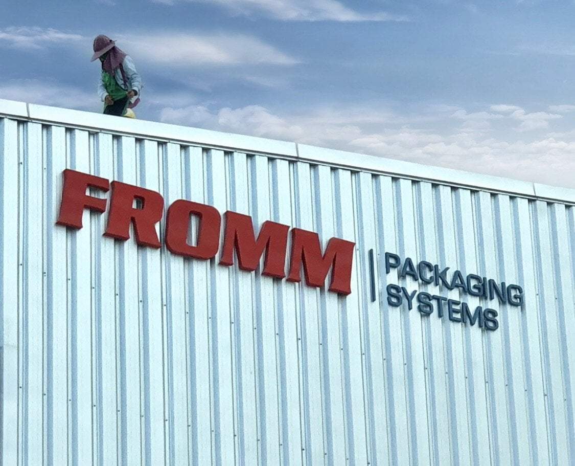 ป้ายอักษรโลหะ และป้ายโลโก้ ดีไซน์หรูหรา แข็งแรง ทนทาน เหมาะสำหรับป้ายบริษัท ร้านค้า และงานตกแต่งอาคาร