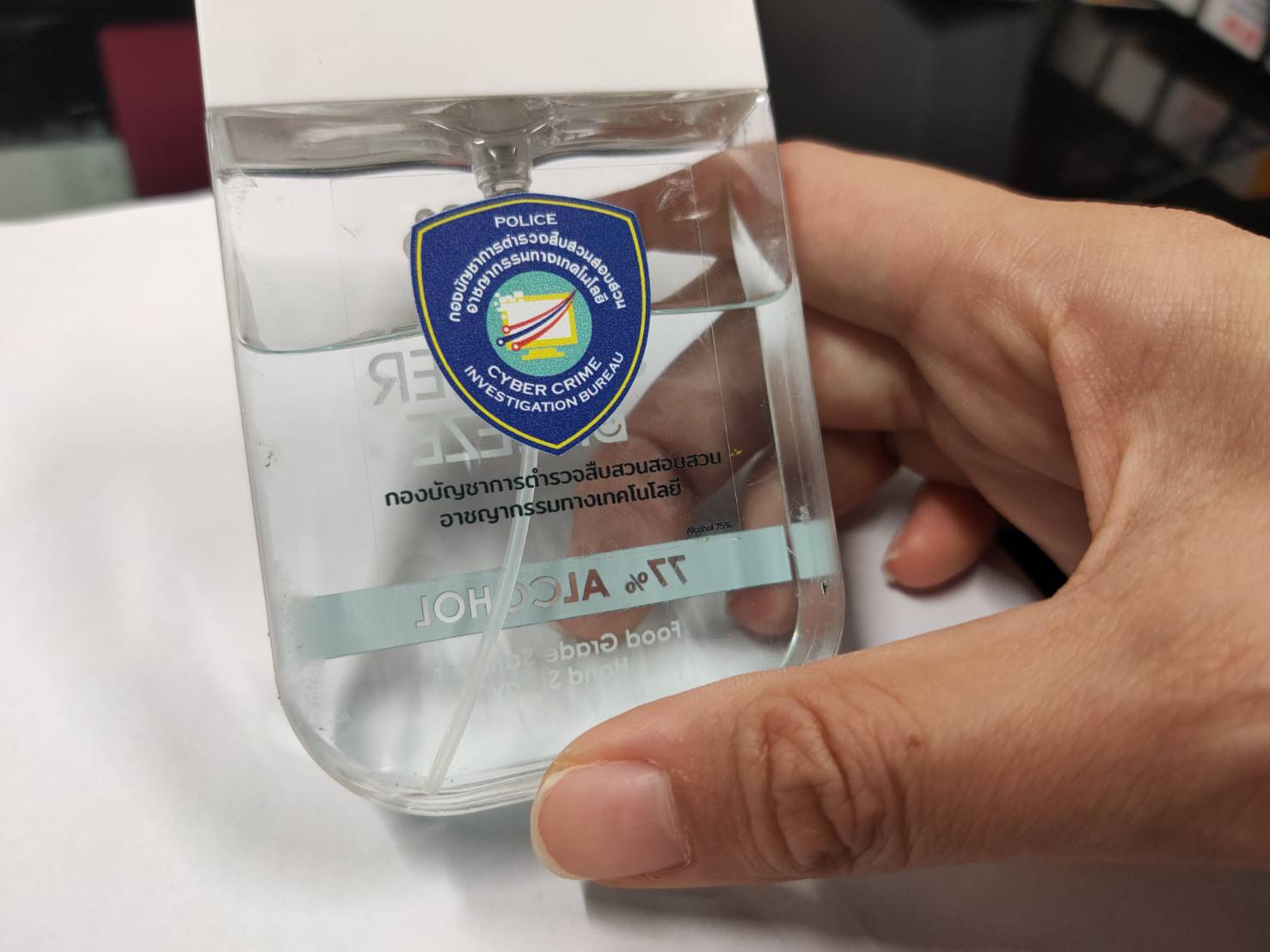 สติ๊กเกอร์ใส สติ๊กเกอร์ฉลากสินค้าใส พิมพ์คมชัด ติดแนบเนียน เหมาะสำหรับบรรจุภัณฑ์ สินค้า เครื่องสำอาง และงานโปรโมชัน