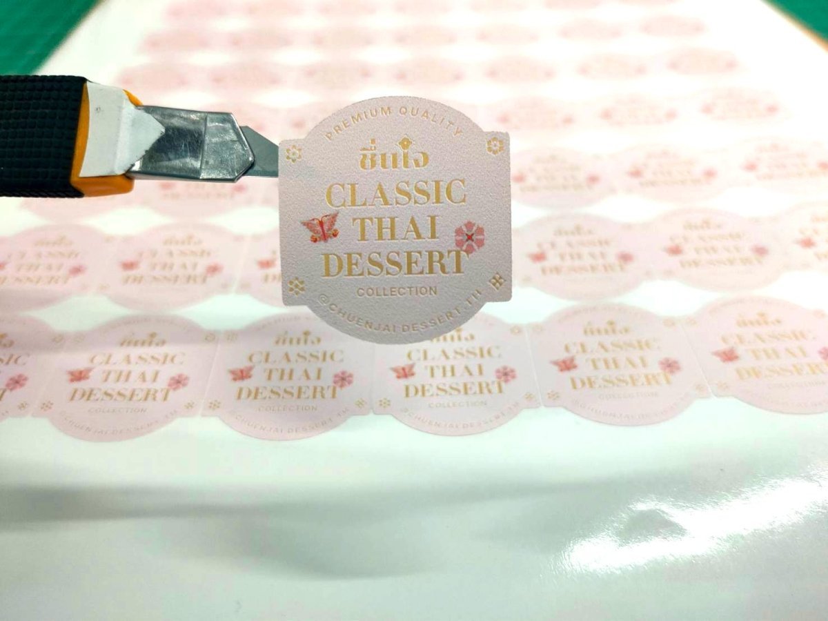 ฉลากสติ๊กเกอร์กันน้ำ PP สติ๊กเกอร์ไดคัท พิมพ์คมชัด ทนทาน กันน้ำ เหมาะสำหรับติดบรรจุภัณฑ์ สินค้า และงานโปรโมชัน