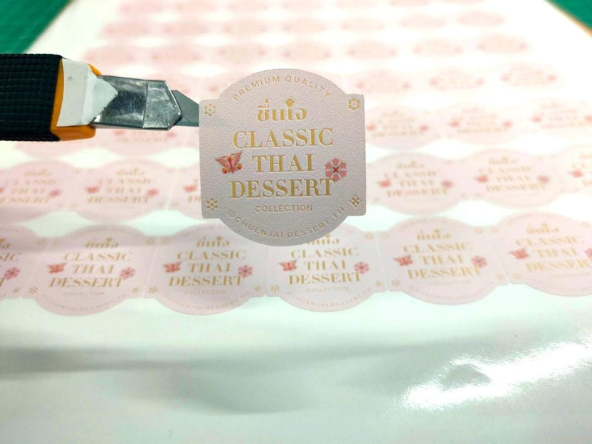 ฉลากสติ๊กเกอร์กันน้ำ PP สติ๊กเกอร์ไดคัท พิมพ์คมชัด ทนทาน กันน้ำ เหมาะสำหรับติดบรรจุภัณฑ์ สินค้า และงานโปรโมชัน