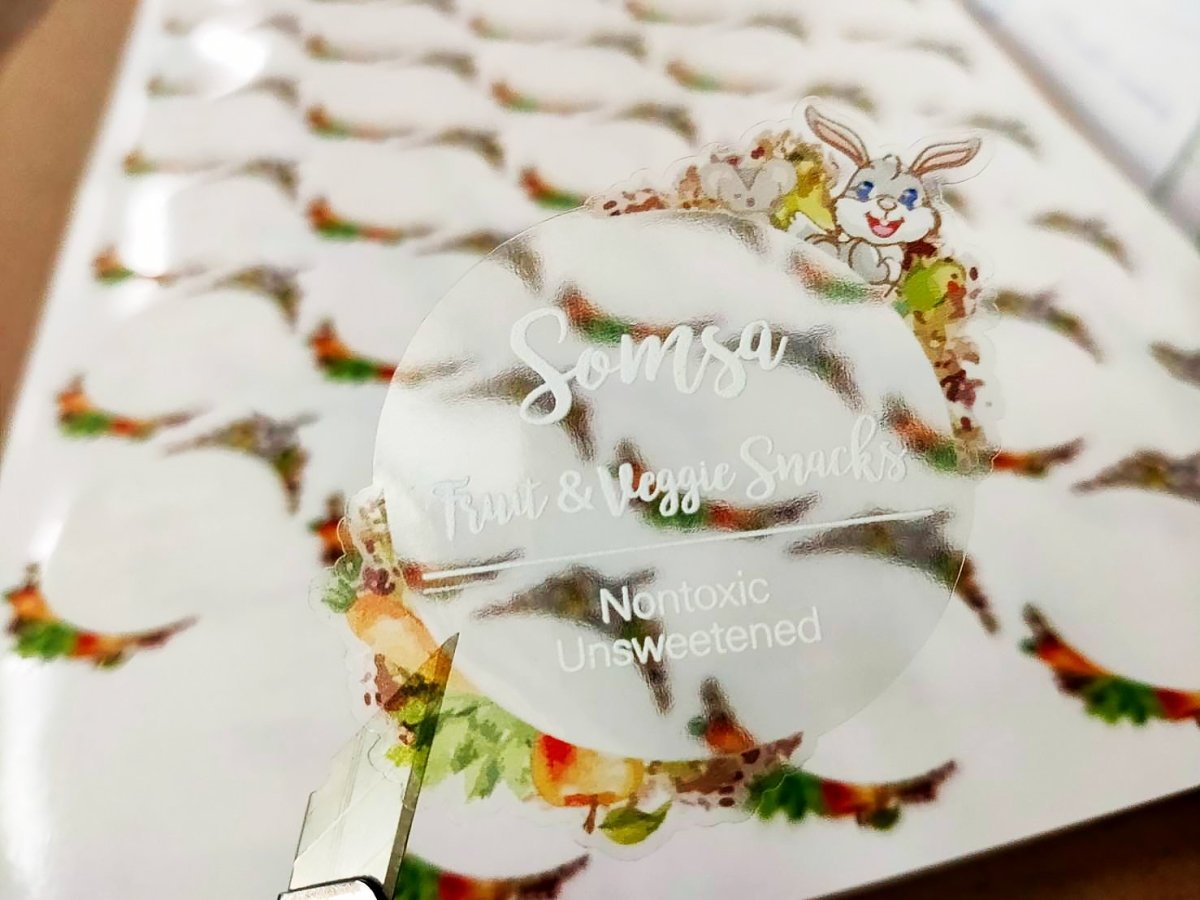 สติ๊กเกอร์ใส สติ๊กเกอร์ฉลากสินค้าใส พิมพ์คมชัด ติดแนบเนียน เหมาะสำหรับบรรจุภัณฑ์ สินค้า เครื่องสำอาง และงานโปรโมชัน