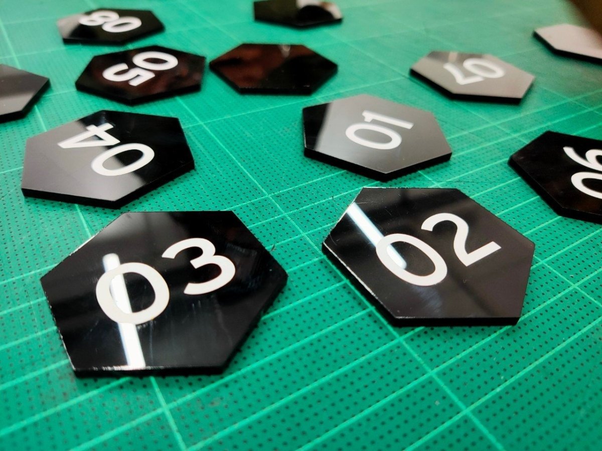 พิมพ์สกรีนยูวี รับสกรีนโลโก้ Print UV Inkjet งานพิมพ์คมชัด ทนทาน เหมาะสำหรับวัสดุหลากหลาย เช่น ไม้ โลหะ และอะคริลิค